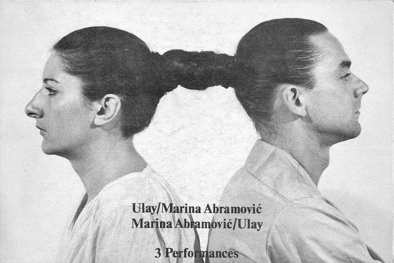 Marina Abramović et Ulay, dos à dos et liés par leurs cheveux noués ensemble