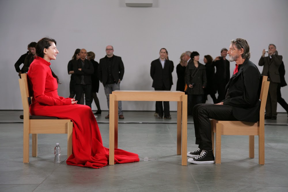 Performance 'Artist is Present' de Marina Abramović, assise à une table en face d'un spectateur, ici son ex mari Ulay, qu'elle regarde dans les yeux